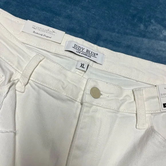 Judy Blue Women's Classic White Bermudas XL - Picture 3 of 7